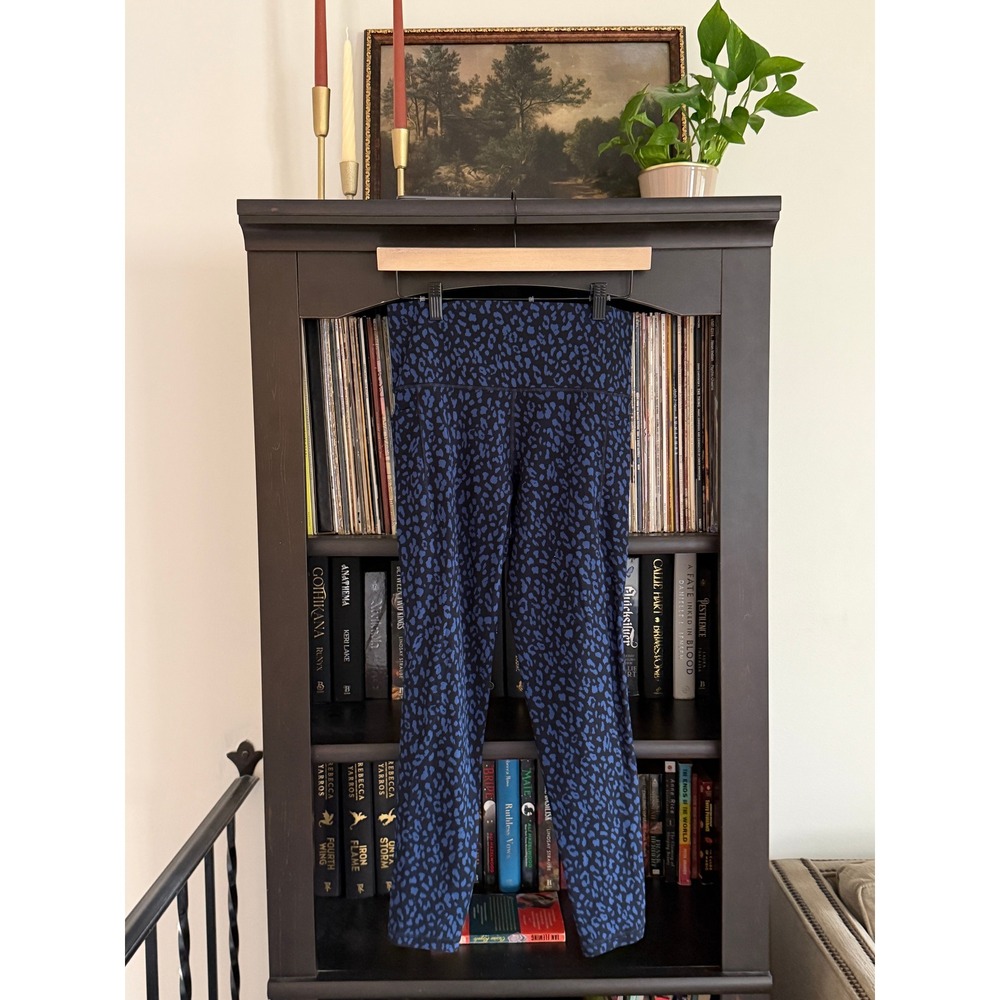 Athleta Salutation Stash Pocket II Printed 7/8 Tight M Blue Leopard Leggings